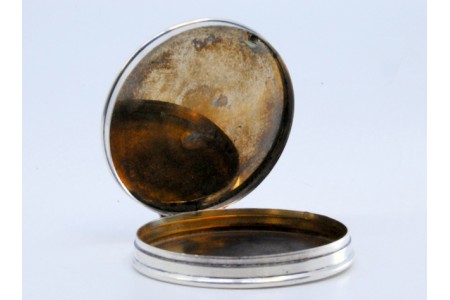 Caixa de comprimidos em prata guilhochada com bandas ao alto e esmalte BRK na tampa basculante.